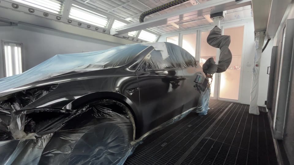 The NST robot spraying a whole car body in the booth
